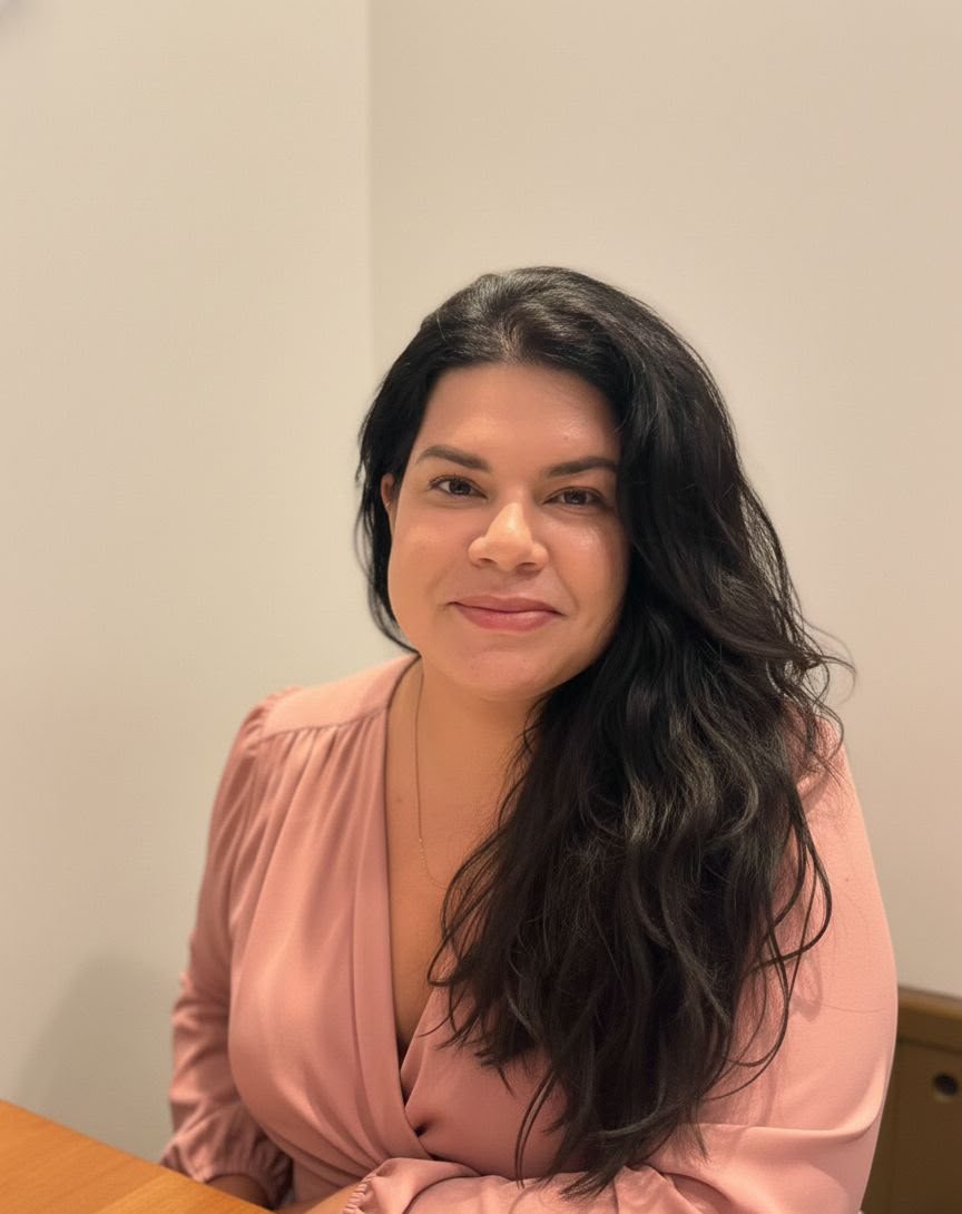 Retrato da Dra. Rebeca Brum, cirurgiã vascular em Icaraí, Niterói
